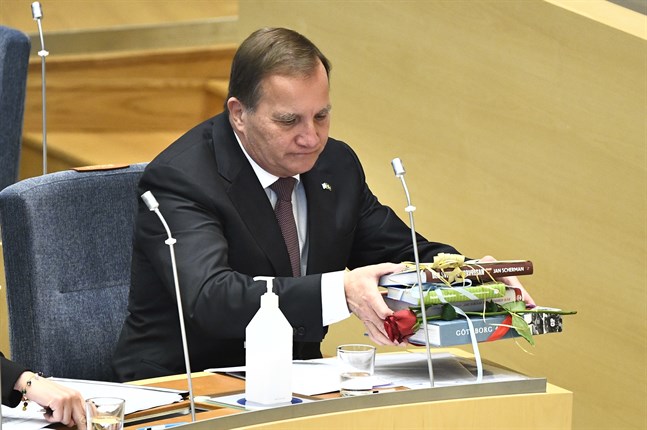 Den avgående S-ledaren och statsminister Stefan Löfven samlar ihop sina presenter.