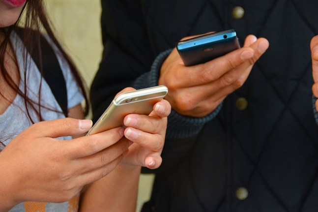 Coronaintyget ska visas upp via en mobilapplikation som för tillfället förbereds.