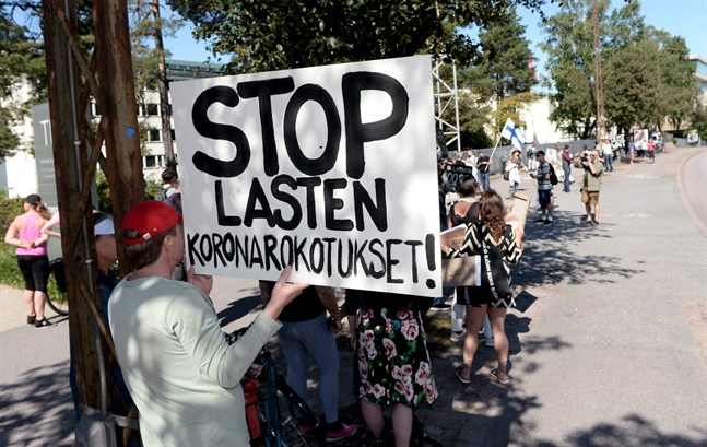 En antivaccindemonstration utanför THL i Helsingfors i augusti.