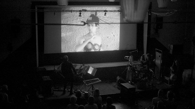 Den sovjetiska stumfilmen Aelita ackompanjeras av den excentriska gruppen Cleaning Women i Folkets Hus i lördags under Karleby Filmfest.