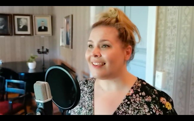 Isa Lindgren-Backman framför "Gabriellas sång".