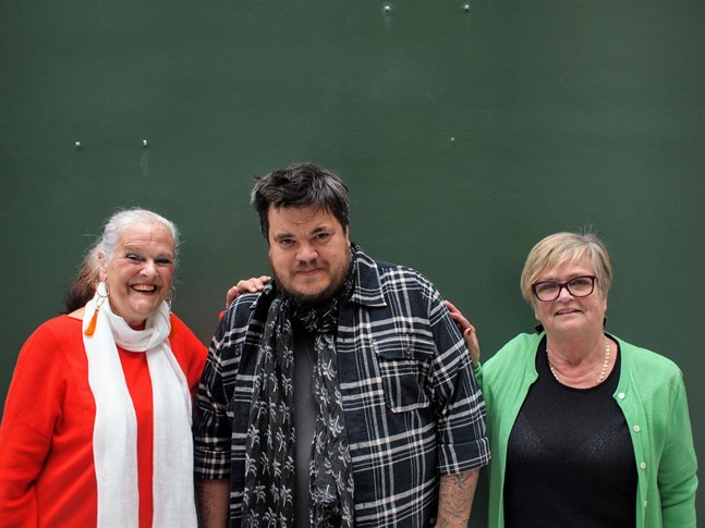 Thomas Enroth (i mitten) har samarbetat med Nada-Nord i 20 års tid. Gunilla Luther-Lindqvist (till vänster) och Eivor Haga (till höger) är tacksamma över samarbetet.