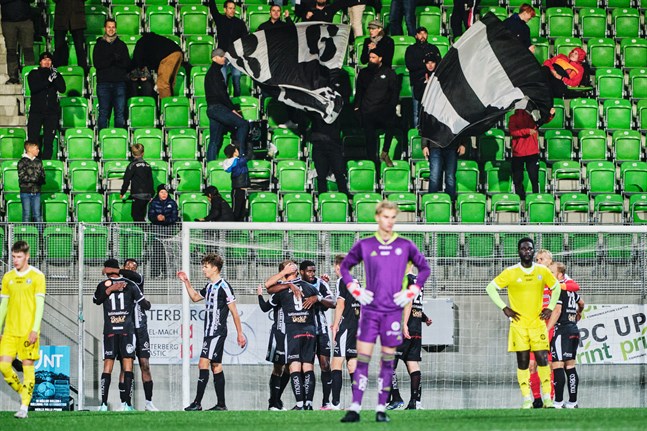 VPS har vunnit sina två senaste matcher. Här firar Vasalaget efter att ha besegrat Klubi 04 i Sandviken.