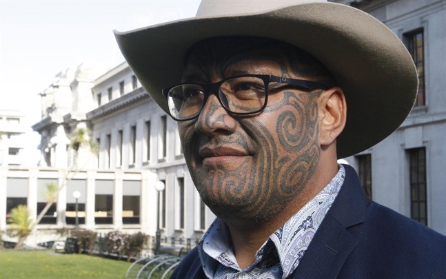 En av maoripartiets två ledare, Rawiri Waititi, utanför Nya Zeelands parlament.