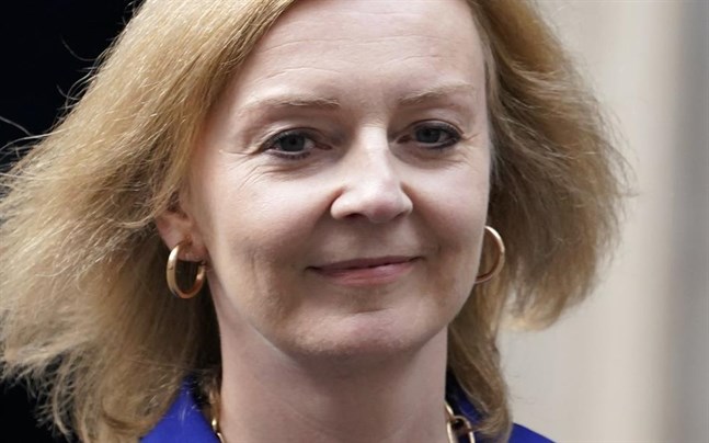 Storbritanniens nya utrikesminister Liz Truss går ut från 10 Downing Street, efter att hon fått besked att hon ersätter Dominic Raab på posten. Premiärminister Boris Johnson genomför en stor ommöblering i regeringen.