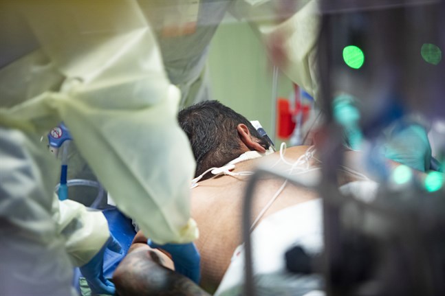 En 39-årig, ovaccinerad covidsjuk patient får intensivvård på ett sjukhus i Boise i Idaho i USA.
