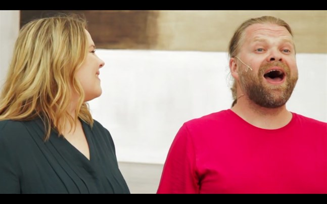 Isa Lindgren-Backman och Frank Berger framför "Light" tillsammans med Sarah Nedergård, Kristian Snellman och Filip Ohls.