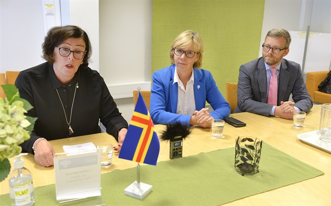 Ålands lantråd Veronica Thörnroos (C), Justitie- och Ålandsminister Anna-Maja Henriksson (SFP) och Ålands riksdagsledamot Mats Löfström vid tisdagens presskonferens i Mariehamn.