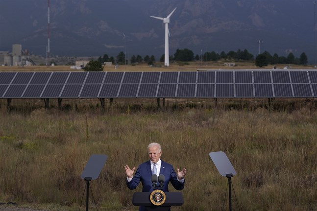 USA:s president Joe Biden håller ett tal vid en sol- och vindenergianläggning i Arvanda, Colorado, på tisdagen.