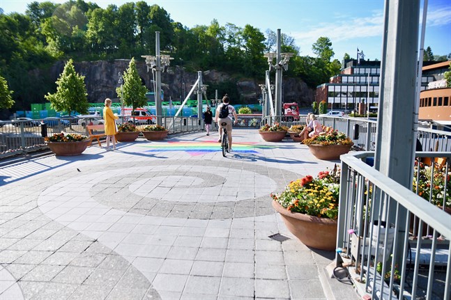 Stjärnan på Teaterbron i Åbo dekorerades i början av juli med åtta färger. Bakom bron finns det övergångsställe som Åbo stad i början av juni hade målat med regnbågsfärger – färger som staden tvingades avlägsna på grund av att de ansågs strida mot vägtrafiklagen. I stället fick bron en målning.