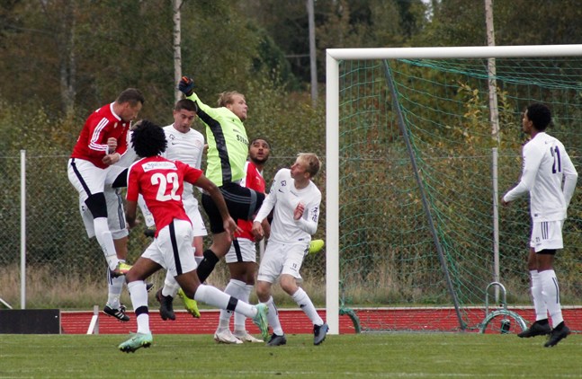 Jakob Strand i Kikkens mål fick jobba i derbyt. Här har han boxat undan bollen mitt framför näsan på Edin Halilcevic på en hörna.