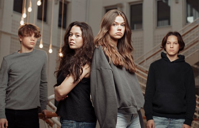 Serien "Strula" på SVT tar upp otrygghet i skolan och så kallad "slut-shaming". Pressbild.
