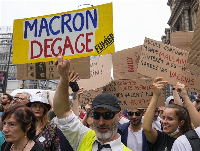 Vaccinmotståndare protesterade den 17 juli efter att president Emmanuel Macron meddelat fler vaccinkrav – bland annat att vårdpersonal måste vaccinera sig för att få behålla sitt arbete. Det kravet trädde i kraft den 15 september. Arkivbild.