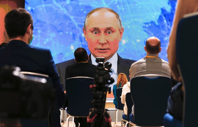 Rysslands president Vladimir Putin isolerar sig efter tiotals fall av covid-smitta i hans inre krets. Arkivbild från videokonferens i december 2020.