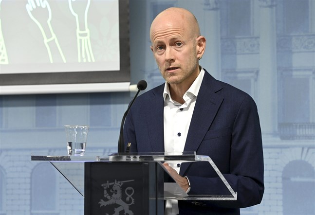 Otto Helve, överläkare vid Institutet för hälsa och välfärd, säger att det främst är ovaccinerade personer som insjuknar i covid-19.