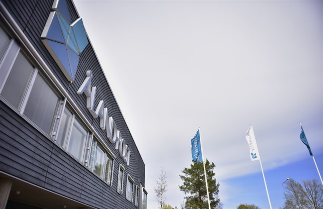 Totalt sex personer som är eller varit anställda av Åland Post åtalas för flera olika brott.