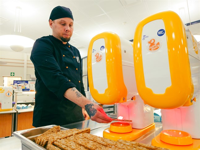 Petteri Säilynoja på Hållhagens skola i Karleby håller brödet under sensorn och får 5 gram margarin på ett ögonblick.
