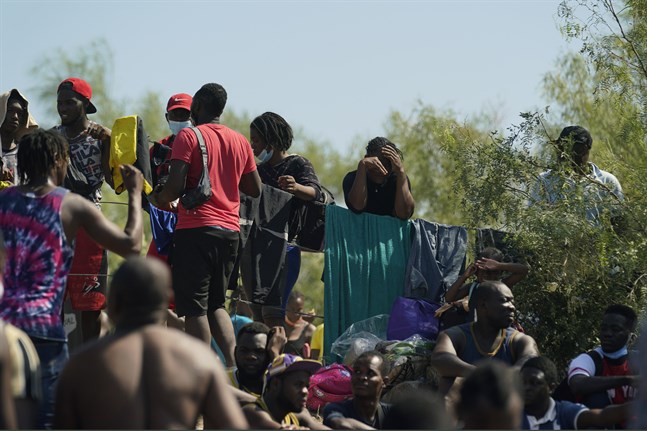 Migranter vid en bro i Texas, USA.