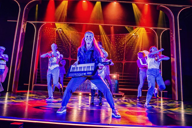 "This Is paradise" sjunger "Botnia Paradise"-ensemblen på Wasa teater. Hittills har musikalen lockat nästan 17000 personer. Frågan är när ensemblen får sjunga nästa gång?