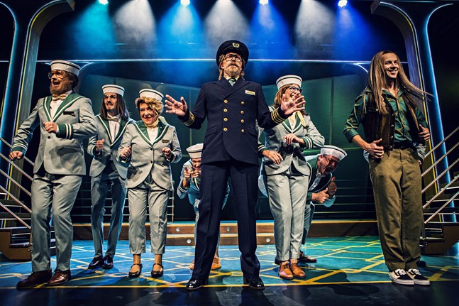 Besättningen på Botnia Paradise välkomnar publiken, från vänster, Jakob Norrgård, Kevin Holmström, Carola Sarén, Tove Qvickström, Johan Aspelin, May Schjörlien, Jonas Bergqvist och Markus Lytts.