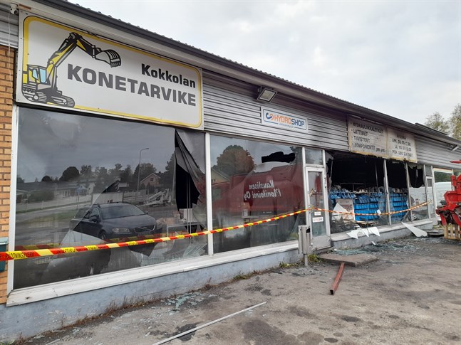 En butiksfastighet drabbades av en kraftig brand under torsdagskvällen.