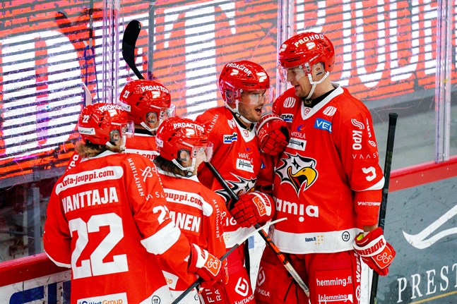 Joni Nikko öppnade målskyttet 12.55 in i första perioden.