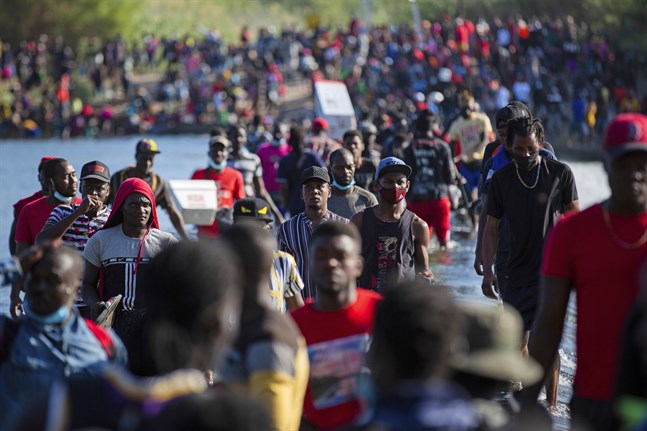 Omkring 14 000 migranter väntar vid gränsövergången mellan USA och Mexiko.