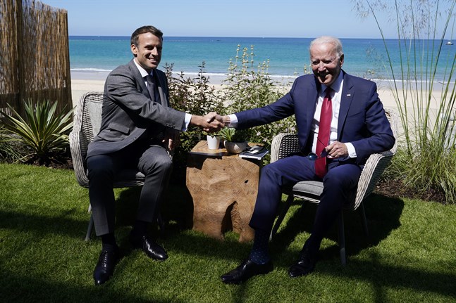 Fortfarande vänner? Frankrikes Emmanuel Macron och USA:s Joe Biden när presidenterna träffades vid G7-mötet i England i juni.
