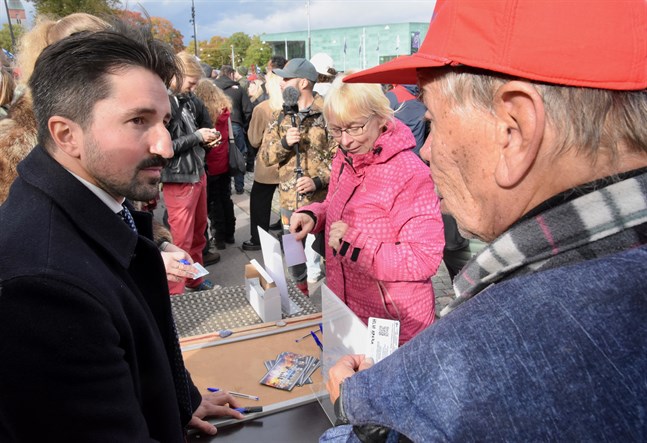 Demonstranterna delade ut alternativa hälsopass till ovaccinerade finländare på lördagen.