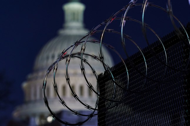 Delar av det taggtrådsbefästa staket som restes runt kongressbyggnaden Kapitolium i Washington DC efter upploppen den 6 januari.