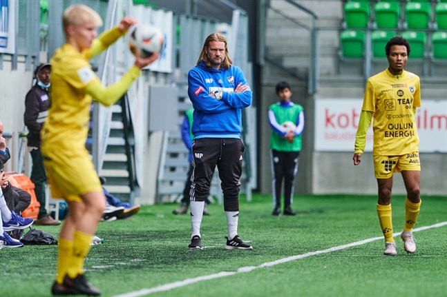 Vasa IFK:s herrlag i division 2 kommer fortsättningsvis att tränas av Max Peltonen, men han tar också ansvar för föreningens B-juniorlag på flicksidan.