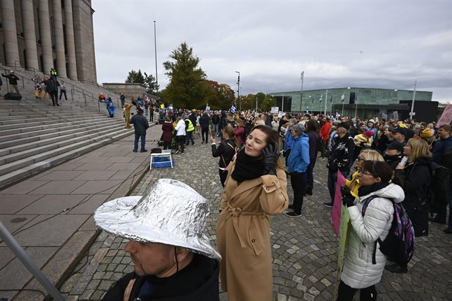 Demonstrationen utanför riksdagshuset var en protest mot coronarestriktioner och vaccinationer av barn.
