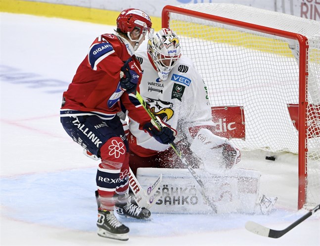VM-silvermedaljören från Riga, Jere Innala, lirkar in 3–1 bakom Niko Hovinen.