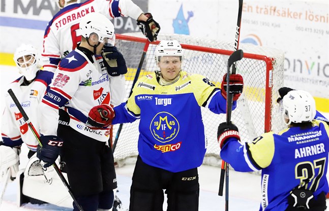 Markus Nässlin firar tillsammans med Joackim Ahrner efter att han styrt in 4–4-målet bakom Atte Korkiakangas.