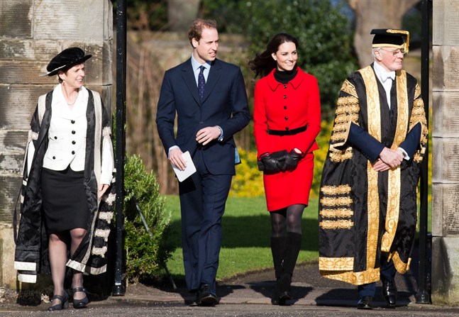 Storbritanniens prins William med sin Kate besöker parets gemensamma lärosäte St Andrews 2011.