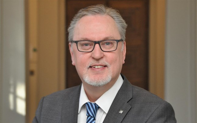 Riksdagsledamot Antero Laukkanen (KD) påtalar föreningars problem med att öppna ett bankkonto.