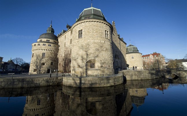 Pojken hittade två gamla pistoler och skarp ammunition i Svartån i Örebro.