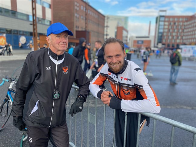 Guy Storbacka och Björn Sandler, tränaren respektiv FM-silvermedaljören i Jyväskylä.