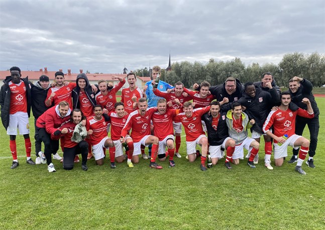 Sporting Academy firade avancemang till fyran på lördagen. Övre raden från vänster: Moussa Niang, Niilo Hanka, Wael Mohsin, Erkka Ylikoski, Joonas Kujahalkola, Jim Mattila, Matias Anttila, Mika Kangasniemi, Torbjörn Rosenback, Hans-Henrik Nordström, Patrick Williams, Richard Lähteenmäki, Nedim Ibric.
Nere från vänster: Sifet Becic, Emilio Lassfolk, Nieol Pallawala, Anton Mäki, Elias Rantala, Jari Hietikko, Richard Lövholm, Kristiann Bodman, Ruslan Akil, Adam Ziazikov.