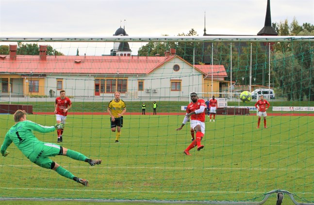 Junior Oyono sätter 1–0 från straffpunkten. Han antecknades för två mål i matchen.