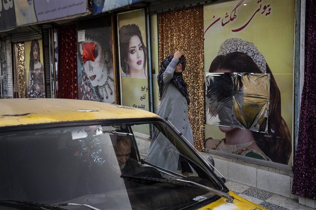Sedan talibanerna tog kontroll över Kabul har flera bilder på kvinnor vid skönhetssalonger blivit övertäckta eller nedtagna. Bild från den 12 september.