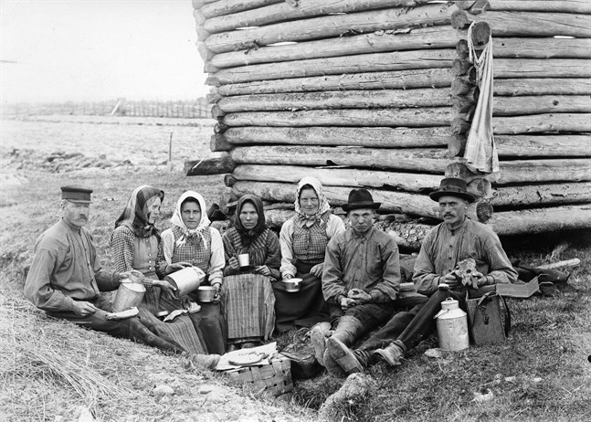 Människor i Övermark kyrkoby 1910. Svenska litteratursällskapets äldsta samlingar har införts på Unescos internationella register för världsminnen.