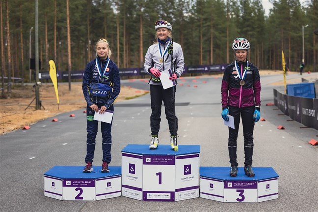 Felicia Krook, till vänster, tog ett FM-silver på rullskidor i Vuokatti. Etta var Tuuli Raunio och trea var Sofia Tivinen.