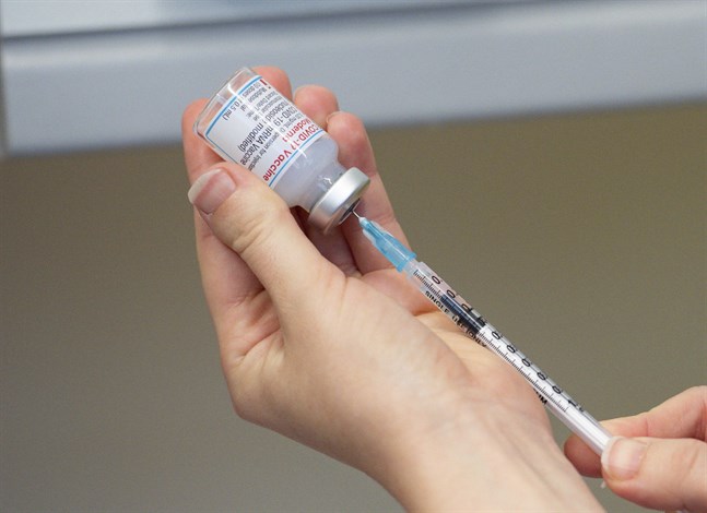 En tredje dos vaccin ska erbjudas engelsmän i riskgrupp eller vårdyrken.