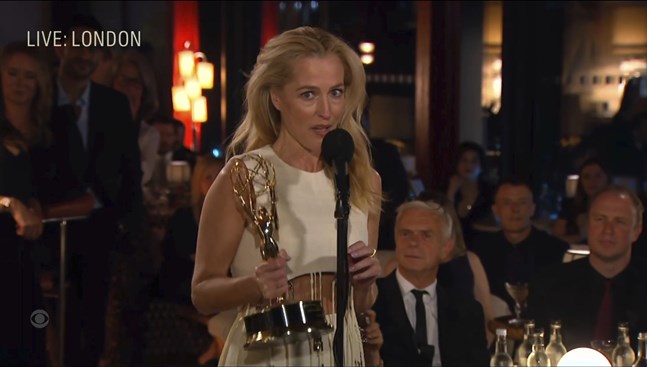 Gillian Anderson tillhör "The crown"-vinnarna på Emmygalan. Hon fick priset för bästa kvinnliga biroll i en dramaserie.