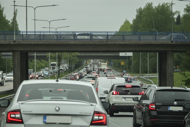 Teknologiska forskningscentralen VTT beräknar nu att utsläppen från vägtrafiken kommer att minska med 40 procent under åren 2005–2030.