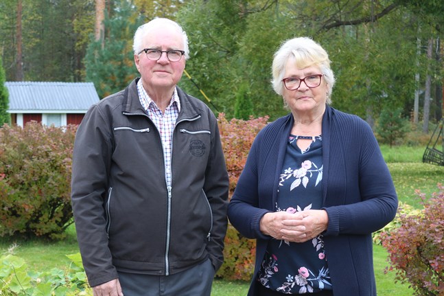 Jussi och Gun-Maj Hautapakka i Vörå kunde knappt tro att det var sant när deras dotterdotter Essi Unkuri kröntes till Miss Finland.