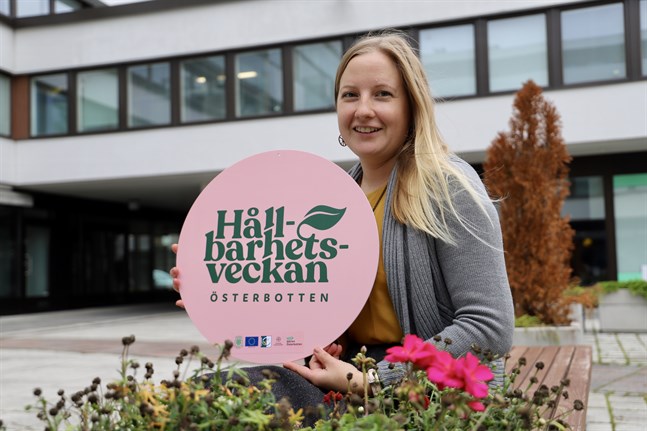 Alla aktörer som deltar i Hållbarhetsveckan med program får en skylt med logon på, säger projektledare Nora Backlund.