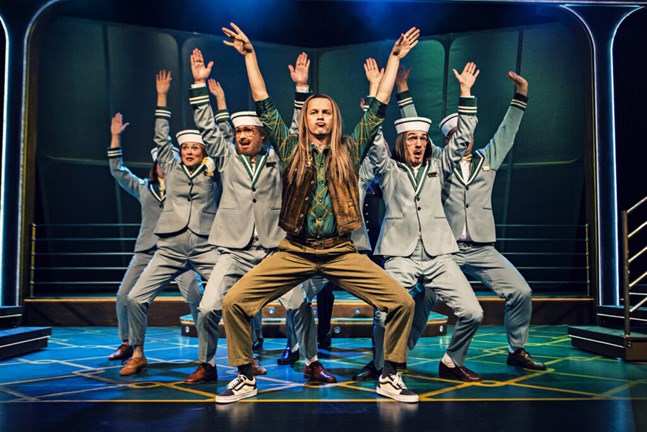 Många ville se kryssningsunderhållningen "Botnia Paradise" på Wasa Teater. Från vänster May Schjörlien, Tove Qvickström, Jakob Norrgård, Markus Lytts, Kevin Holmström och Jonas Bergqvist.