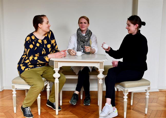 Dramaturgen och projektledaren Nina-Maria Häggblom, skådespelaren Sophia Heikkilä och publikarbetaren Domnike Himonas vid Svenska Teatern i Helsingfors ser alla positivt på utvecklingen av digitala teaterupplevelser.